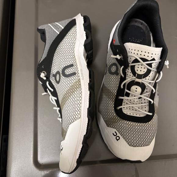 Women’s size 6.5 on running sneakers black and white - Picture 1 of 3
